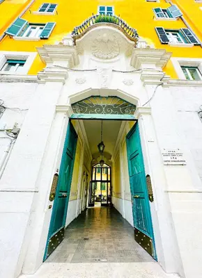 an entrance to a building with green doors at Giardino degli Aranci Lulus Home in Rome