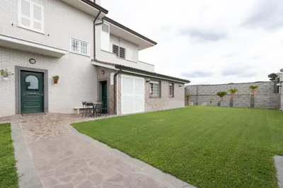 a backyard with a lawn and a house at Castelbarco House F in Rome