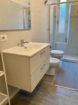 a bathroom with a sink and a toilet at Mamisà Rome, appartamento con parcheggio privato e gratuito in Rome