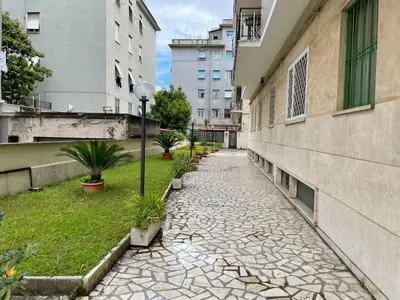 a cobblestone alley in a city with buildings at Comfort a 7 fermate dal Colosseo in Rome