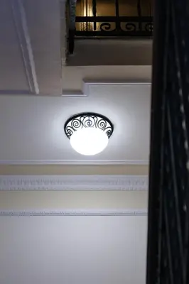 a light on the ceiling of a room at Domus Lilium in Rome