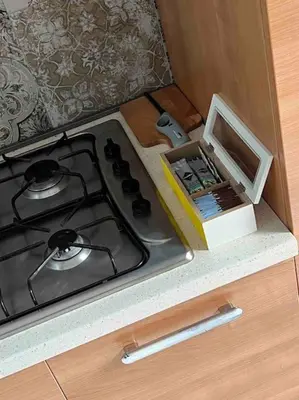 a model of a stove and a box on a counter at 3 FERMATE DAL COLOSSEO - Casa Vacanze Elena - 50 m da METRO GARBATELLA in Rome