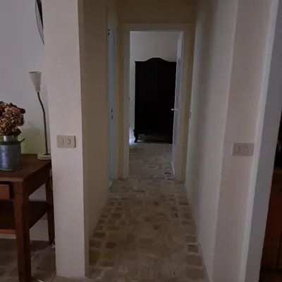 a hallway with a hallway leading into a room at HOUSE UP TO THE HILL - stanza con soggiorno a Monteverde vecchio in Rome