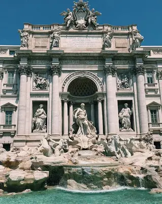 a building with a fountain in front of it at Maison Yassi Piazza del Popolo in Rome