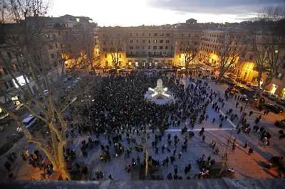 a crowd of people walking around a square in a city at Casa MastroiannI con Terrazzo in Rome
