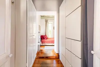 a hallway with a red bed in a room at Delizioso appartamento a Trastevere in Rome