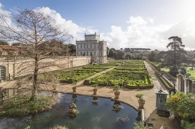 a garden in front of a large building at Casa de mi Zia in Rome