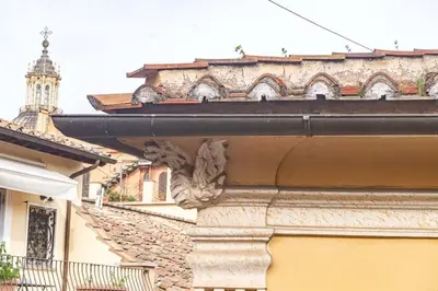 a cat sitting on the side of a building at Vivi la Magia di Looney Tunes, piazza navona in Rome