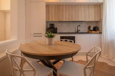 a dining room table and chairs in a kitchen at Suite dei Re di Roma in Rome