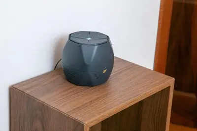 a black computer mouse sitting on top of a wooden table at RomAmo Sogliano4 in Rome