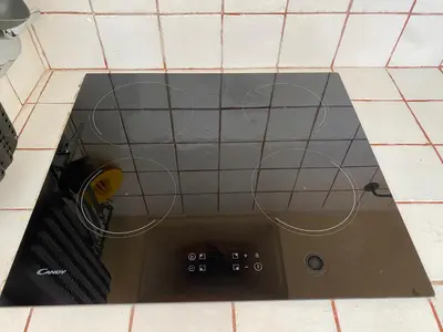 a stove top on a tiled floor with wires at Red House Trastevere San Pietro Bambin Gesú Sant Onofrio Appartamento Roma in Rome
