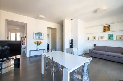 a living room with a white table and a couch at Il Cupolone 3 camere a San Pietro in Rome
