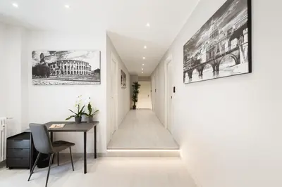 a hallway with a desk and a table in a room at Clodio Welcome - 5 camere arredate con bagno interno - zona comune - condizionatori - in Rome