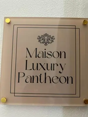 a sign for the malcolm luxury pantheon at Maison Luxury Pantheon in Rome