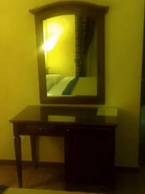 a mirror on a wall next to a table with a mirror at Pitagora House in Rome