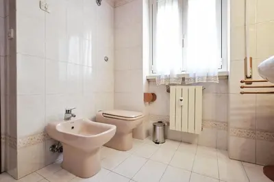 a bathroom with a toilet and a sink at Elegante appartamento con 3 Camere da letto vicino il Centro in Rome