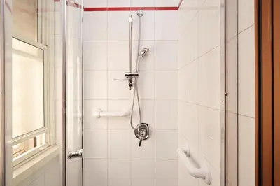 a shower in a bathroom with a glass door at Elegante appartamento con 3 Camere da letto vicino il Centro in Rome