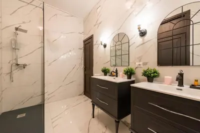 a bathroom with two sinks and a shower at Appartamento con vista piazza Navona in Rome