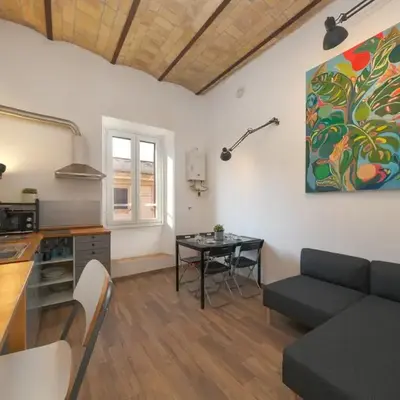 Elena's Apartment - Piramide Metro Station