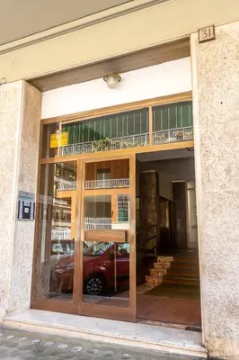 a reflection of a car in the window of a building at Naos C&G Hospitium in Rome