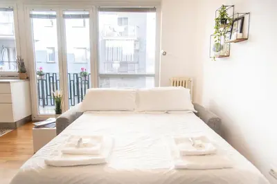 a bedroom with a bed with two towels on it at Casetta Pandosia - San Giovanni - Colosseo in Rome