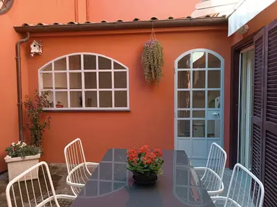 a table and chairs in front of a house at Deco Garden Apartment Trastevere in Rome