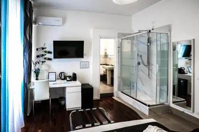 a bathroom with a shower and a desk with a shower at Relais Circo Massimo in Rome