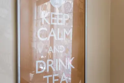 a sign that says keep can and drink tea at Aurora Guest House in Rome