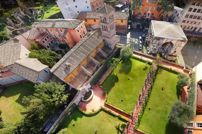 an aerial view of a building with a yard at Exclusive retreat between history and comfort in Rome