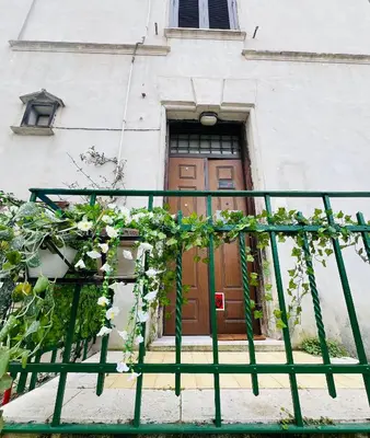 a door of a building with white flowers in front of it at Casa vacanza La Rosa di Oscar - Testaccio in Rome