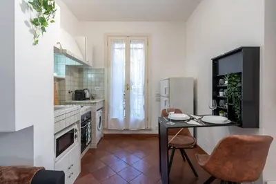 a kitchen with a table and chairs in a room at Roma centro pochi minuti - Appartamento con giardino privato in Rome