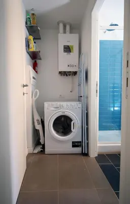 a washing machine in a laundry room with a door at Nido Degli Angeli in Rome
