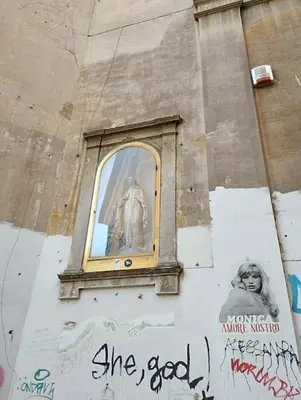 a window on the side of a building with a man at Angolo dè Trastevere - Accogliente e silenzioso in Rome