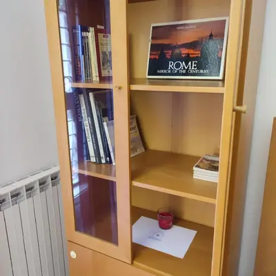 a book shelf in a room with books at Casa Cartoni in Rome