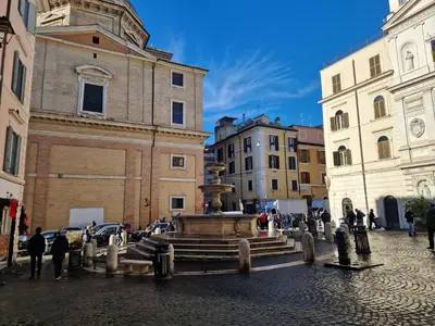 a fountain in the middle of a city with buildings at appartamento monticiano in Rome