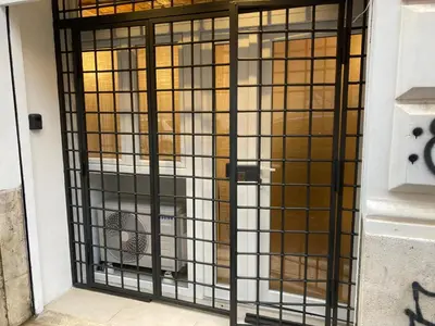a room with a gate with a chair in it at Manzoni bilocale con doppi servizi piano terra in Rome