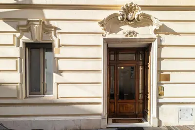 an entrance to a building with a wooden door at C3 Top Class Apartment, 2 camere da letto, 2 bagni, giardino distante 15 minuti a piedi da Fontana di Trevi in Rome