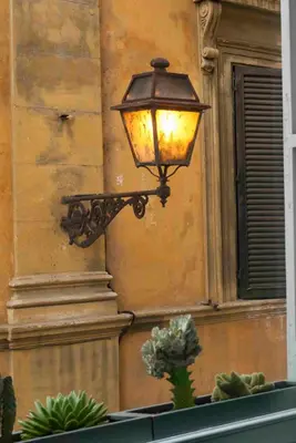 a street light attached to the side of a building at Corso Vittorio 308 in Rome