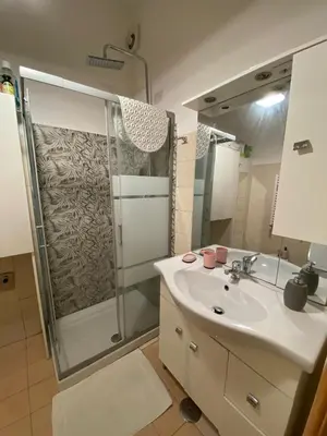 a bathroom with a shower and a sink at LaCasitaDeAU - Trastevere-Monteverde-Vaticano in Rome