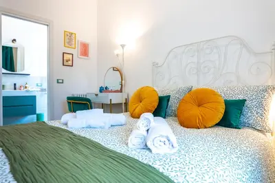 a bedroom with a bed with towels on it at Casa Fen Palazzo Storico - Re di Roma metro A - 2camere2bagni in Rome
