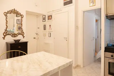 a kitchen with a counter and a mirror on the wall at Vita Nova House 3 camere 3 bagni perfetta per famiglie e gruppi a due passi da Termini in Rome