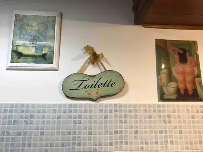 a sign that says toilet hanging on a wall at Appartamento a due passi dalla Storia e dalla Movida Romana in Rome