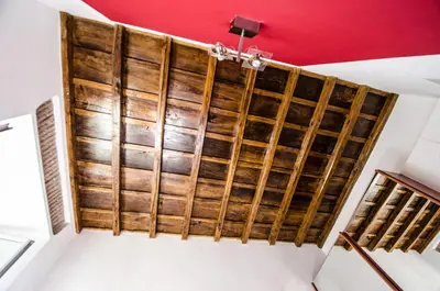 a room with a ceiling covered in reclaimed wood at Scent Of Trastevere in Rome