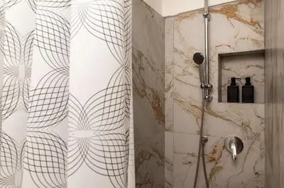 a shower in a bathroom with a shower at DODO Casa e appartamento per vacanze in Rome