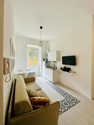 a living room with a couch and a kitchen at Gattamelata in Rome
