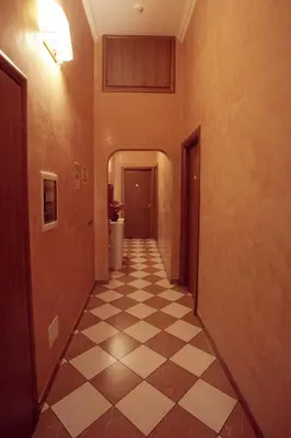 a hallway with a checkered floor in a building at Hotel Hollywood in Rome