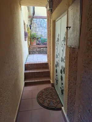 a hallway with a door with a mat in front at Romeo&Giulietta in Rome