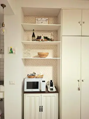a kitchen with a microwave on a counter at Melli's R-Home in Rome