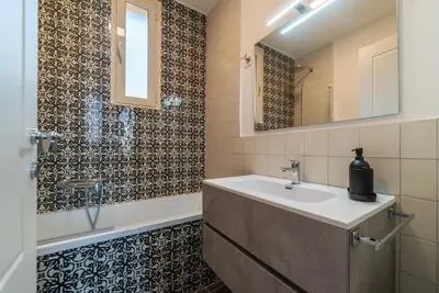 a bathroom with a sink and a mirror and a tub at Dante's View - Pretty Homes in Rome