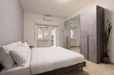 a white bedroom with a large bed at Garbatella Appartamento Moderno Relax e Comfort in Rome